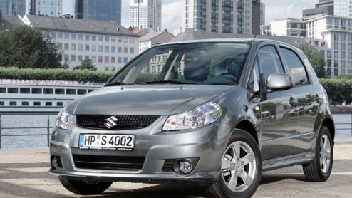 Van de tweeling Fiat Sedici en Suzuki SX4 is al duidelijk geworden dat deze op het punt staan een facelift te krijgen. Van beide modellen lekte al eerder beeldmateriaal uit, nu is het de beurt aan off