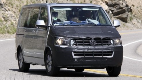De verjongingskuur voor de Volkswagen Multivan en Transporter kunnen we nog steeds niet officieel tegmoet zien. Onze spionagefotograaf zit echter niet stil en kreeg een opgefrist exemplaar in het vizi