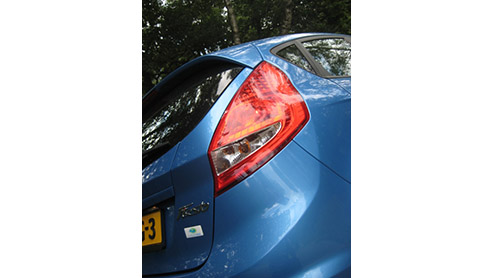 Ford heeft de Fiesta diesel in twee smaken. Een gewone 1.6 TDCi en een ECOnetic-variant. Die laatste komt ruim drie kilometer verder op een liter diesel, zonder in te moeten leveren op rijplezier en d