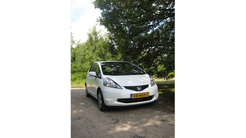 Met de Honda Jazz is toch iets speciaals aan de hand. Het is geen nummer 1 hit in de verkooplijst, maar kan wel rekenen op een uitermate tevreden koperspubliek. Dan moet de Japanner wel over verborgen
