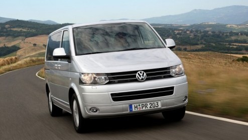 De spionagebeelden hebben het al een beetje verraden, de Volkswagen Transporter/Multivan krijgt een facelift. Vandaag zijn officile beelden uitgelekt en zien we 'de bus' van VW in vol ornaat. Update: