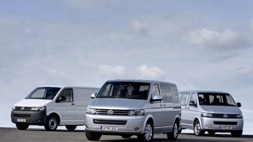 De spionagebeelden hebben het al een beetje verraden, de Volkswagen Transporter/Multivan krijgt een facelift. Vandaag zijn officile beelden uitgelekt en zien we 'de bus' van VW in vol ornaat. Update: