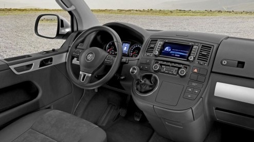 De spionagebeelden hebben het al een beetje verraden, de Volkswagen Transporter/Multivan krijgt een facelift. Vandaag zijn officile beelden uitgelekt en zien we 'de bus' van VW in vol ornaat. Update: