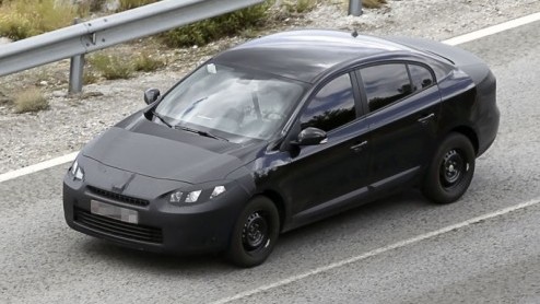 Begin dit jaar dook de Renault Mgane sedan voor het eerst op. Ondertussen verloopt de ontwikkeling gestaag en rijdt de Fransman nog in lichte verhulling zijn testronden, want over een maand staat hij