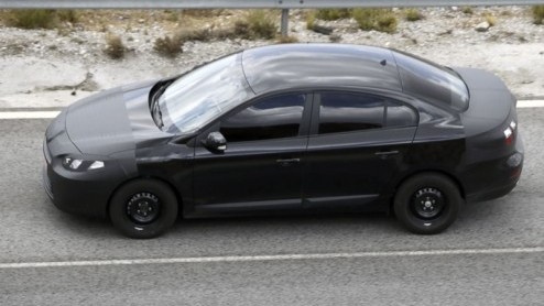 Begin dit jaar dook de Renault Mgane sedan voor het eerst op. Ondertussen verloopt de ontwikkeling gestaag en rijdt de Fransman nog in lichte verhulling zijn testronden, want over een maand staat hij