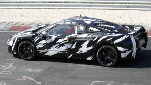 Deze nieuwe McLaren is het rijdende bewijs dat we niet diep hoeven te treuren om de productiestop van de SLR McLaren. Net als de Mercedes-Benz  die zelf met de SLS komt  heeft deze nieuwe spierbunde