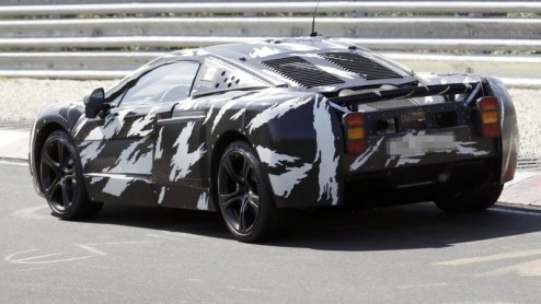 Deze nieuwe McLaren is het rijdende bewijs dat we niet diep hoeven te treuren om de productiestop van de SLR McLaren. Net als de Mercedes-Benz  die zelf met de SLS komt  heeft deze nieuwe spierbunde