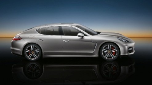 De Porsche Panamera is nog niet koud op de markt, of het accessoireboek wordt uitgebreid met nieuw lichtmetaal. Het zijn de 20 inch velgen die ook voor de nieuwe 911 Turbo verkrijgbaar zijn, aldus het