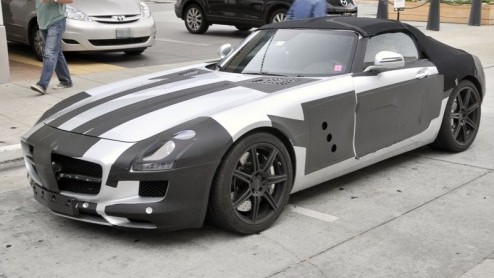 In aanloop naar de onthulling van de Mercedes-Benz SLS raakt ook de Roadster-versie meer van zijn camouflage kwijt. Das Haus parkeerde drie SLS-en pontificaal voor een hotel in Californi vol autojour