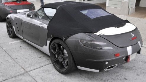In aanloop naar de onthulling van de Mercedes-Benz SLS raakt ook de Roadster-versie meer van zijn camouflage kwijt. Das Haus parkeerde drie SLS-en pontificaal voor een hotel in Californi vol autojour