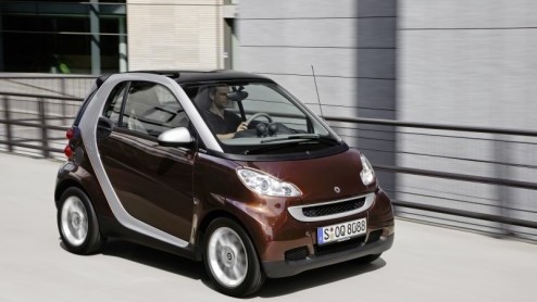 De herfst komt er aan, dus bedenkt smart een bijpassende limited edition. Het is de chocoladebruine smart fortwo edition highstyle, aangekleed met een exclusief stof/lederen uitgevoerd interieur. Zuin