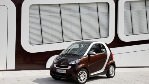 De herfst komt er aan, dus bedenkt smart een bijpassende limited edition. Het is de chocoladebruine smart fortwo edition highstyle, aangekleed met een exclusief stof/lederen uitgevoerd interieur. Zuin