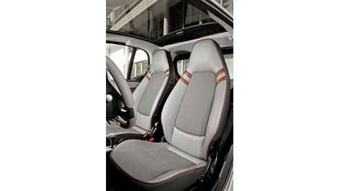 De herfst komt er aan, dus bedenkt smart een bijpassende limited edition. Het is de chocoladebruine smart fortwo edition highstyle, aangekleed met een exclusief stof/lederen uitgevoerd interieur. Zuin