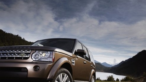 Binnenkort arriveert de vernieuwde Land Rover Discovery bij de dealers, die niet alleen optisch, maar ook technisch is bijgepunt. Onder meer doet een nieuwe drieliter diesel zijn intrede. De importeur