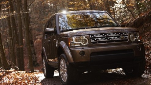 Binnenkort arriveert de vernieuwde Land Rover Discovery bij de dealers, die niet alleen optisch, maar ook technisch is bijgepunt. Onder meer doet een nieuwe drieliter diesel zijn intrede. De importeur