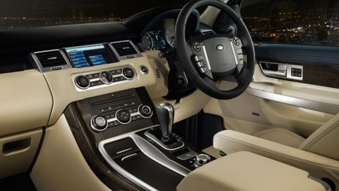 De Land Rover-dealers maken zich op voor nog twee nieuwe modellen, te weten de vernieuwde Range Rover en Range Rover Sport. Beide heren kunnen pronken met nieuwe motoriseringen en meer luxe. Dientenge
