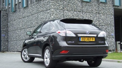 Grote SUVs zijn uit de gratie. Punt. De verkopen in dit segment zijn het afgelopen jaar dramatisch ingestort. Ze slurpen brandstof, zijn veel te groot, kortom, volgens menigeen niet passend in het hu