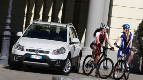 Daar is-ie dan officieel, de vernieuwde Fiat Sedici. De Italianen trekken voortaan de aandacht met een nieuwe neus, bijgepunt interieur en een zuinigere 1.6 benzine met twee- of vierwielaandrijving. P