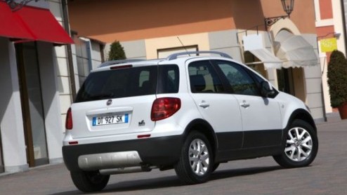 Daar is-ie dan officieel, de vernieuwde Fiat Sedici. De Italianen trekken voortaan de aandacht met een nieuwe neus, bijgepunt interieur en een zuinigere 1.6 benzine met twee- of vierwielaandrijving. P