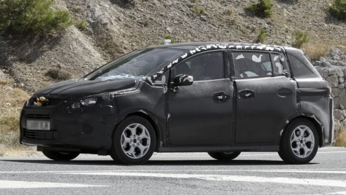 Deze week geeft Ford de eerste details van de nieuwe C-MAX vrij. Onze spionagefotograaf kon daar niet op wachten en ging op zoek naar een rijdend prototype.