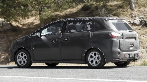 Deze week geeft Ford de eerste details van de nieuwe C-MAX vrij. Onze spionagefotograaf kon daar niet op wachten en ging op zoek naar een rijdend prototype.