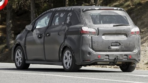 Deze week geeft Ford de eerste details van de nieuwe C-MAX vrij. Onze spionagefotograaf kon daar niet op wachten en ging op zoek naar een rijdend prototype.