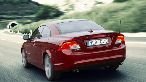 De Volvo C70 gaat fris de herfst in. Op de IAA Frankfurt presenteert Zweden het opgefriste design en het opgewaardeerd interieur van de coupe-cabriolet.