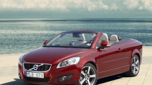 De Volvo C70 gaat fris de herfst in. Op de IAA Frankfurt presenteert Zweden het opgefriste design en het opgewaardeerd interieur van de coupe-cabriolet.