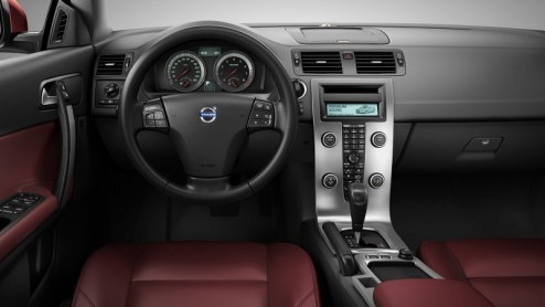 De Volvo C70 gaat fris de herfst in. Op de IAA Frankfurt presenteert Zweden het opgefriste design en het opgewaardeerd interieur van de coupe-cabriolet.