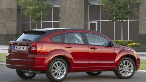 De Dodge Caliber steekt de kop op, en hoe. Zo krijgt de Amerikaan een compleet nieuw interieur met een hoogwaardiger look and feel en kunnen we rekenen op een nieuwe krachtiger, benzine- en dieselmoto