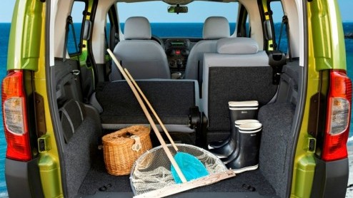 De Peugeot Bipper Tepee gaat voor ruimte, veel ruimte. Met nog geen vier meter lengte, twee schuifdeuren, een grote achterklep en vijf zitplaatsen is het Franse pakezeltje nu ook voor ons land bestemd