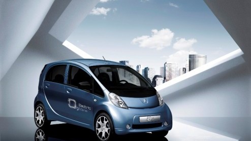 Eind 2010 stapt Peugeot opnieuw in de markt van elektrisch aangedreven modellen. Over ruim een jaar introduceren de Fransen namelijk de Peugeot ion. Het is een compacte vijfdeurs die gevoed door lithi