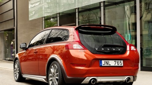 Na de C70 krijgt ook de C30 nieuwe ambities, en wel in de vorm van een facelift. Volvo scherpt onder meer de neus aan met details van de S60 Concept, zodat ook het kleinste familielid weer klaar is vo