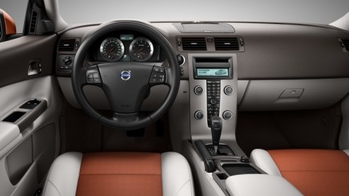 Na de C70 krijgt ook de C30 nieuwe ambities, en wel in de vorm van een facelift. Volvo scherpt onder meer de neus aan met details van de S60 Concept, zodat ook het kleinste familielid weer klaar is vo