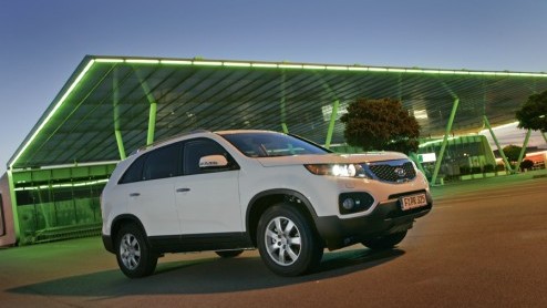 Midden in de SUV-hype lanceerde Kia in 2002 de eerste Sorento in Europa. Ondanks de ietwat beroerde rijeigenschappen bleek de relatief betaalbare Sorento een schot in de roos. Of dat ook geldt voor de