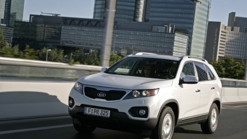 Midden in de SUV-hype lanceerde Kia in 2002 de eerste Sorento in Europa. Ondanks de ietwat beroerde rijeigenschappen bleek de relatief betaalbare Sorento een schot in de roos. Of dat ook geldt voor de