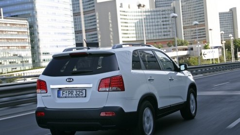 Midden in de SUV-hype lanceerde Kia in 2002 de eerste Sorento in Europa. Ondanks de ietwat beroerde rijeigenschappen bleek de relatief betaalbare Sorento een schot in de roos. Of dat ook geldt voor de