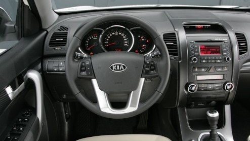 Midden in de SUV-hype lanceerde Kia in 2002 de eerste Sorento in Europa. Ondanks de ietwat beroerde rijeigenschappen bleek de relatief betaalbare Sorento een schot in de roos. Of dat ook geldt voor de