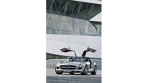 Het is zo ver, de langverwachte Mercedes-Benz SLS AMG gaat uit de deuken. Volgende week staat-ie te pronken in vol ornaat op de IAA, voorafgaand daaraan geeft Das Haus al tekst en uitleg, inclusief of