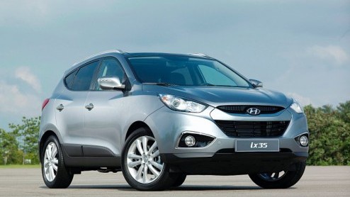 In aanloop naar de IAA Frankfurt heeft Hyundai meer details over Tuscon-opvolger iX35 bekend gemaakt. Vanaf april 2010 staat de Hyundai ix35 bij de Nederlandse dealers, met keuze uit tweeliter benzine