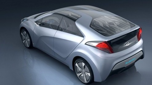 In Frankfurt laat Hyundai de ix-Metro zien, een studiemodel van de ideale stadsauto van de toekomst. Onder de kap huist een driecilinder turbomotor die door een elektromotor geassisteerd. Daarnaast wo