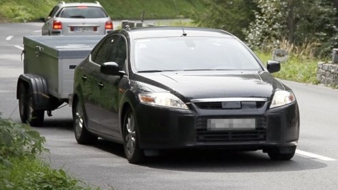 De Ford Mondeo is nu twee jaar op de markt, maar er wordt al druk gewerkt aan een 'tweede jeugd' voor deze zakelijke middenklasser. Onze spionagefotograaf signaleerde een testexemplaar in de Alpen en 