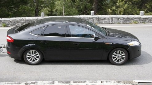 De Ford Mondeo is nu twee jaar op de markt, maar er wordt al druk gewerkt aan een 'tweede jeugd' voor deze zakelijke middenklasser. Onze spionagefotograaf signaleerde een testexemplaar in de Alpen en 