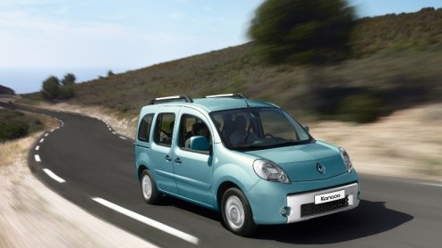 Renault maakt de Kangoo Family nog gezinsvriendelijker. De multifunctionele Fransoos krijgt meer veiligheids- en comfortuitrusting, terwijl de prijzen tegelijkertijd zijn aangescherpt. Voortaan staat 