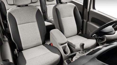 Renault maakt de Kangoo Family nog gezinsvriendelijker. De multifunctionele Fransoos krijgt meer veiligheids- en comfortuitrusting, terwijl de prijzen tegelijkertijd zijn aangescherpt. Voortaan staat 