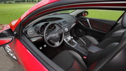 De drielettercombinaties GTI en OPC zullen bij sportievelingen waarschijnlijk heel prettig n bekend in de oren klinken. Bij Mazda schuilt serieus spektakel en veel snelheid in de code MPS. De Mazda