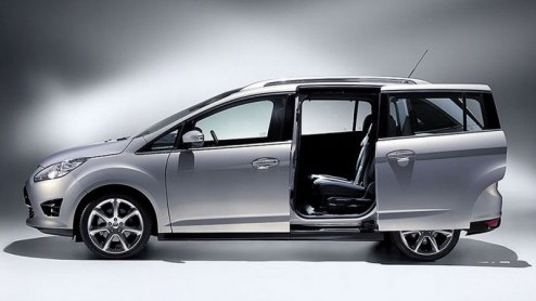 Ford blijft graag sterk in haar gamma ruimtemodellen. Dus kom er naast de nieuwe C-MAX ook nog een Grand C-MAX voor 'grootverbruikers, met eigen looks, plaats voor zeven en twee schuifdeuren.