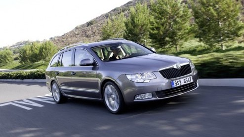 Daar is-ie dan! Het beenruimtewonder van Skoda in gezinsverpakking; de nieuwe Skoda Superb Combi. Deze Schiphol-taxi in spe staat gepland voor de IAA maar lekte voortijdig digitaal uit.