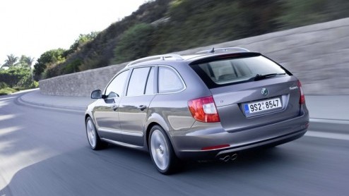 Daar is-ie dan! Het beenruimtewonder van Skoda in gezinsverpakking; de nieuwe Skoda Superb Combi. Deze Schiphol-taxi in spe staat gepland voor de IAA maar lekte voortijdig digitaal uit.