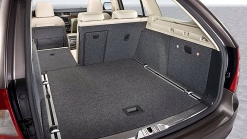 Daar is-ie dan! Het beenruimtewonder van Skoda in gezinsverpakking; de nieuwe Skoda Superb Combi. Deze Schiphol-taxi in spe staat gepland voor de IAA maar lekte voortijdig digitaal uit.